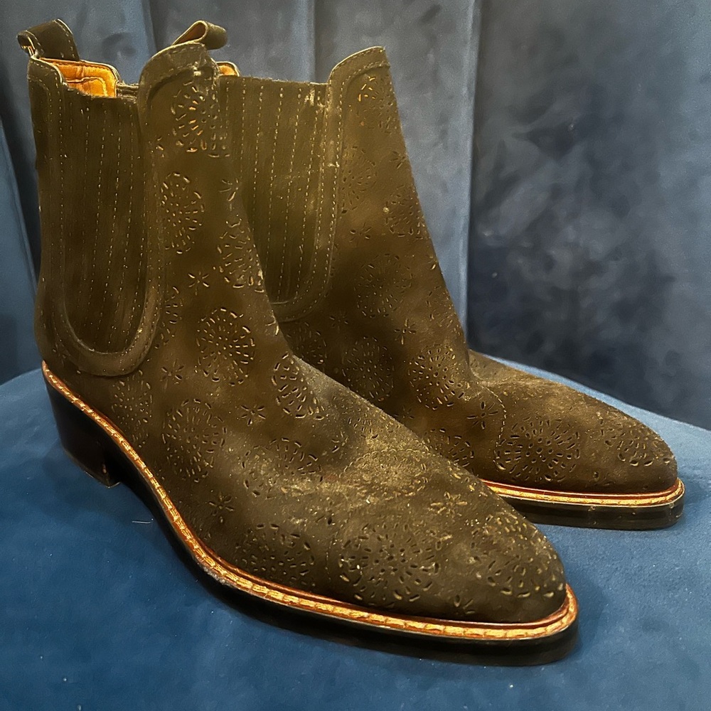 Bowery Chelsea Boot With Cut Out Tea Rose